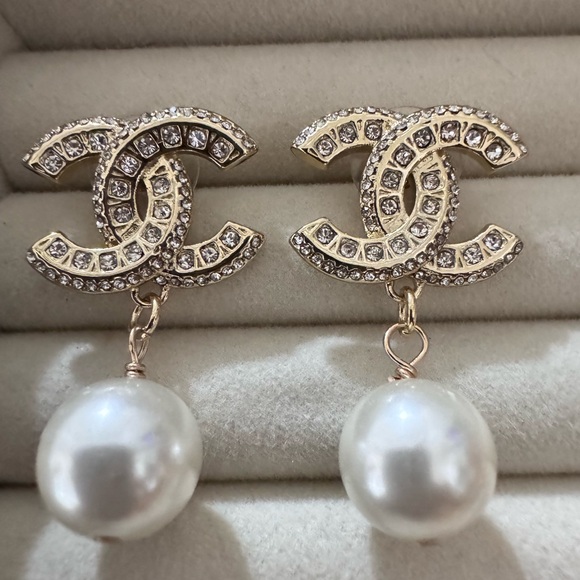 ✨ CHANEL Gold CC Logo Pearl & Crystal Statement Earrings✨ - Picture 4 of 9